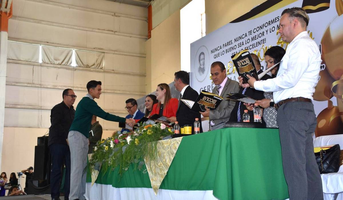 Estudiantes se despiden de la Secundaria Nicolás Bravo - Pregoneros